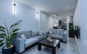 Luxury Downtown Apartment Α3